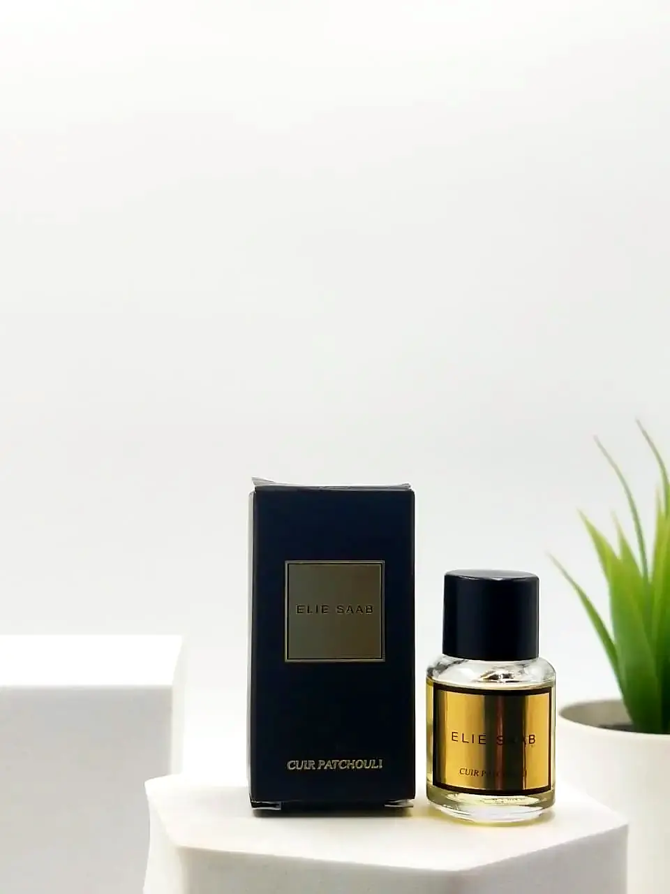 [3423478649958] Elie Saab Cuir Patchouli Essence De Parfum 5 ml
