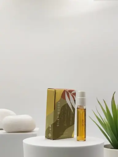 [9356353000329] Goldfeilds & Bank Silky Woods Parfum 2 ml Official Sample